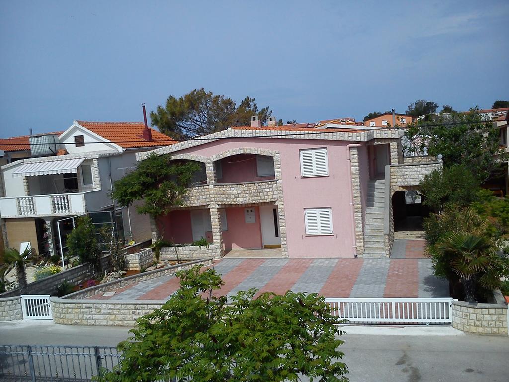 Apartmani Mira Vir Εξωτερικό φωτογραφία